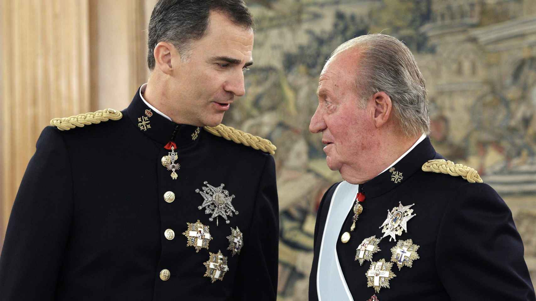 Felipe VI, junto a su padre, el rey emérito Juan Carlos I