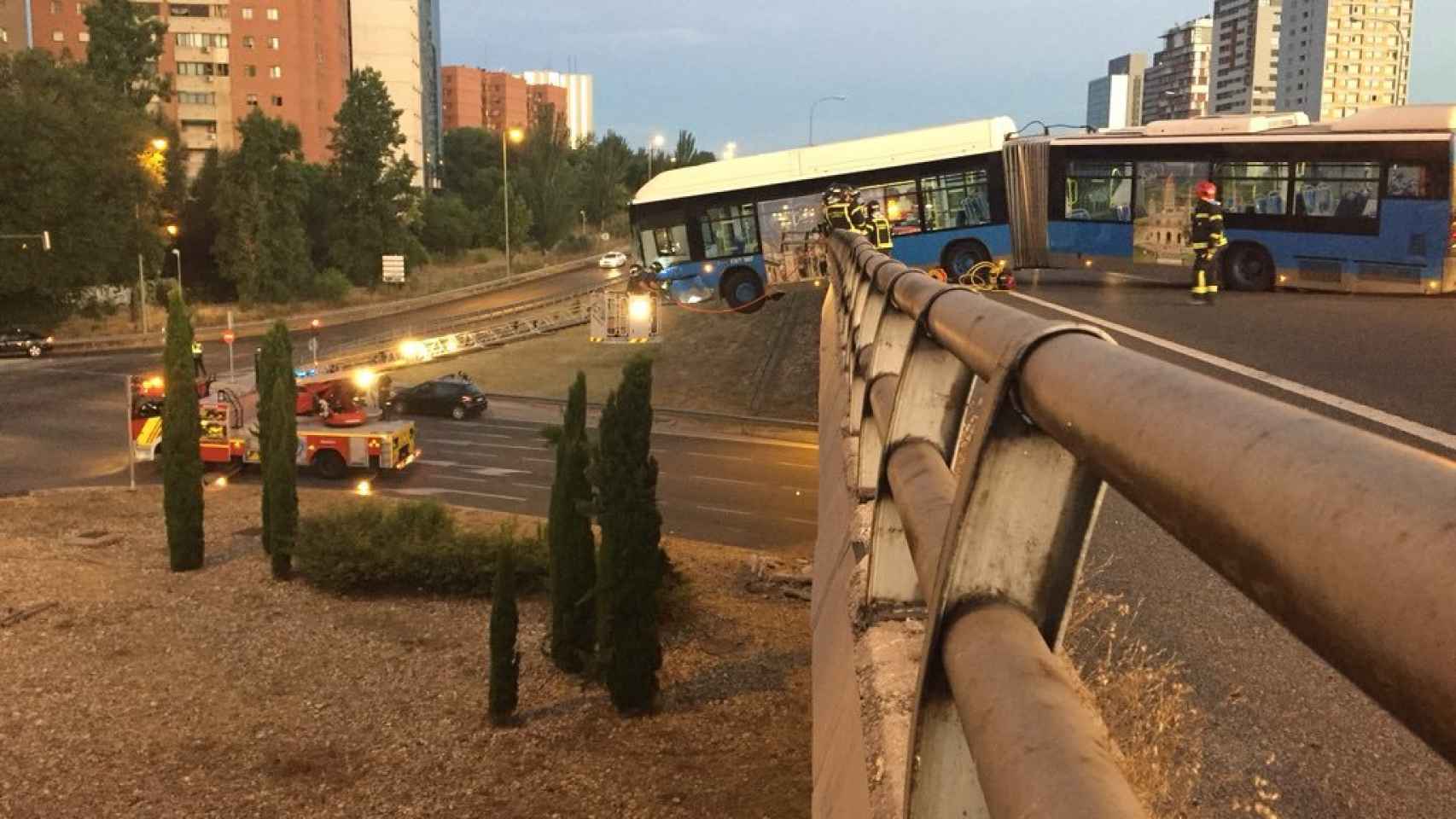 Otra imagen del autobús lanzadera accidentado