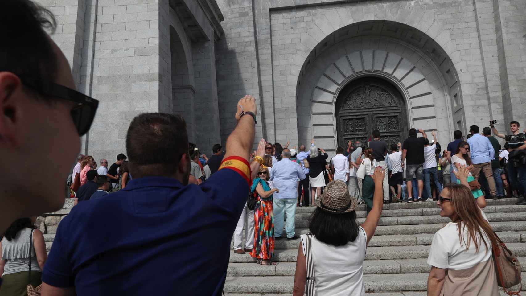 Franquistas alzan el brazo en la basílica del Valle de los Caídos