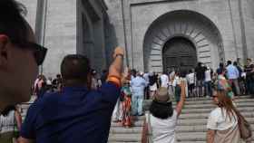 Franquistas alzan el brazo en la basílica del Valle de los Caídos