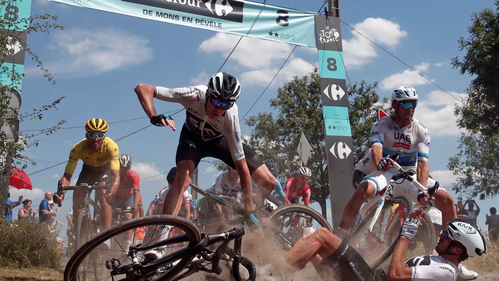 Momento de la caída de Froome durante la novena etapa del Tour de Francia.