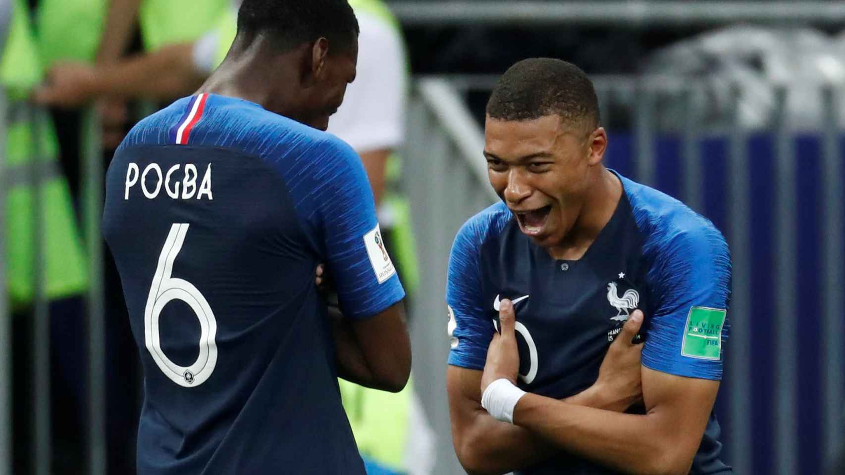 Pogba y Mbappé celebran el cuarto gol de Francia.