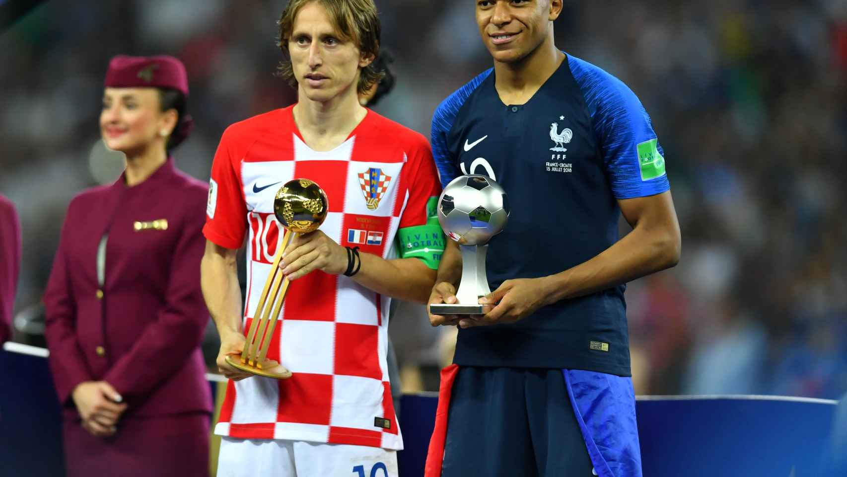 Luka Modric, mejor jugador del Mundial, junto a Mbappé.
