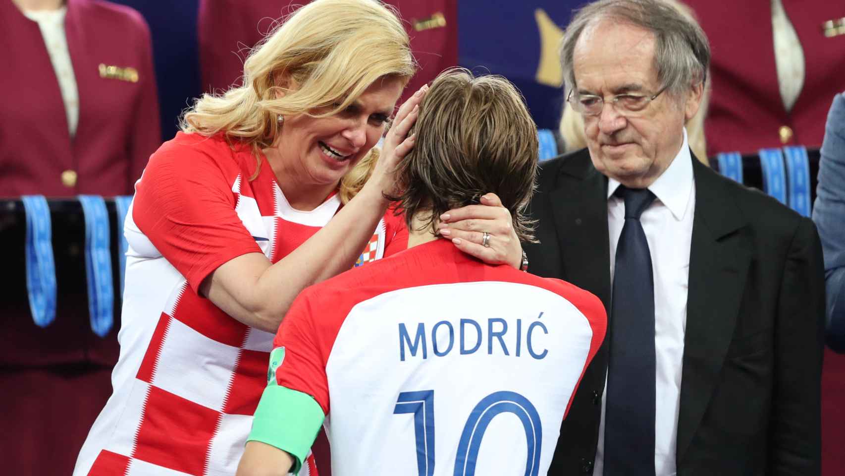 Luka Modric saluda a Kolinda Grabar-Kitarović, presidenta de Croacia.