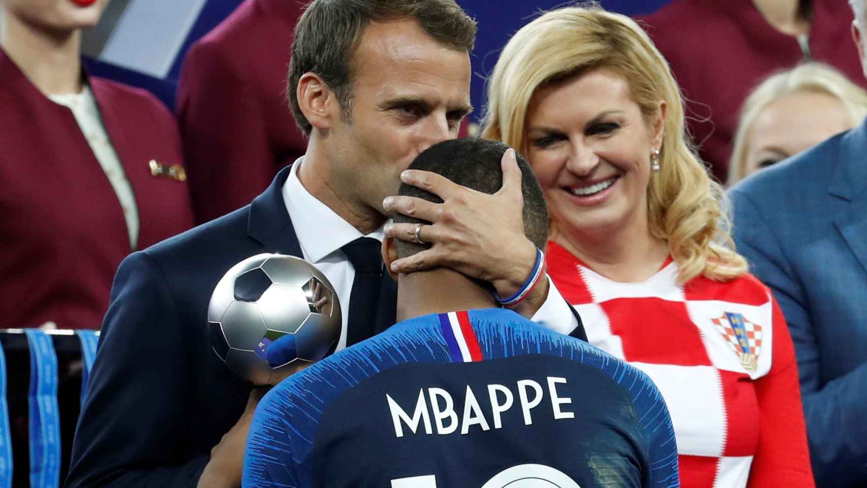 Macron besa a Mbappé.
