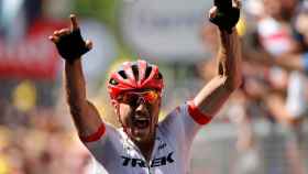 Degenkolb celebra su victoria en Roubaix.