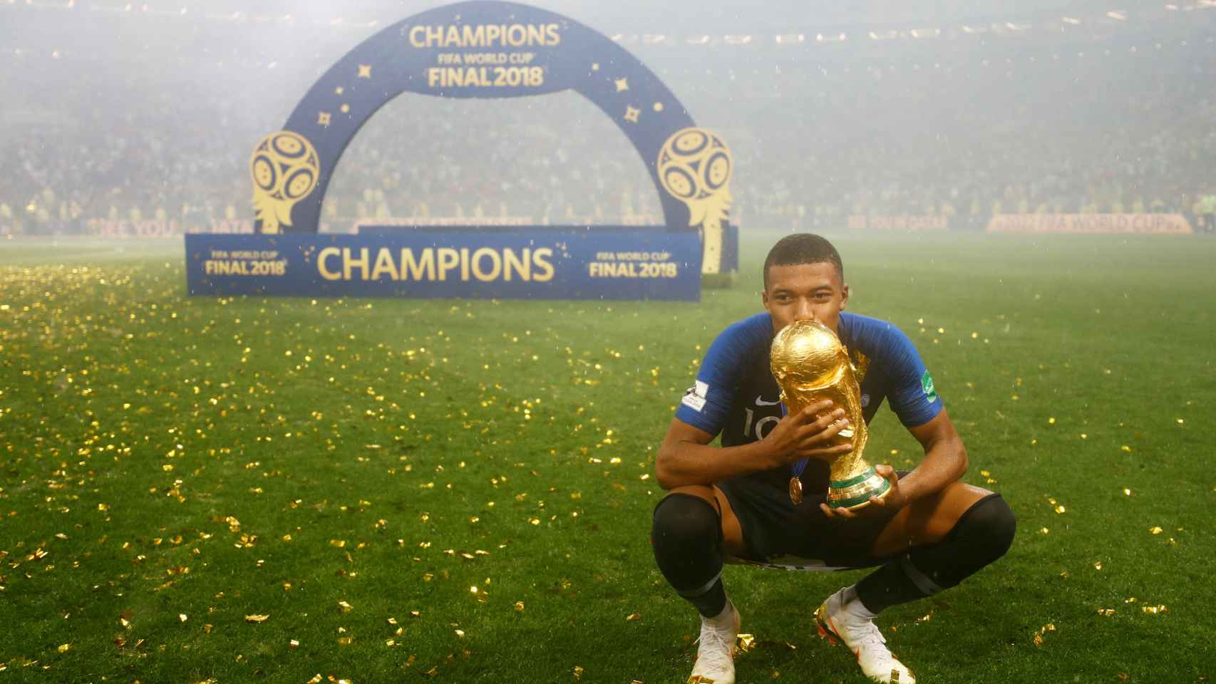 Kylian Mbappé con la copa del mundo.