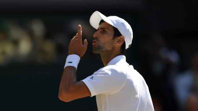 Djokovic celebra su victoria en Wimbledon.