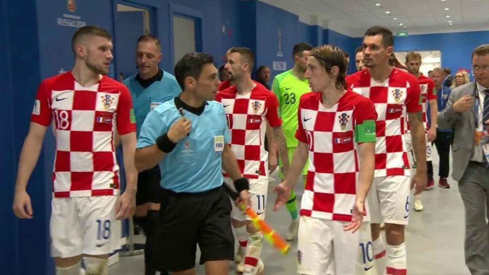 Modric discute con el asistente en la final del Mundial.