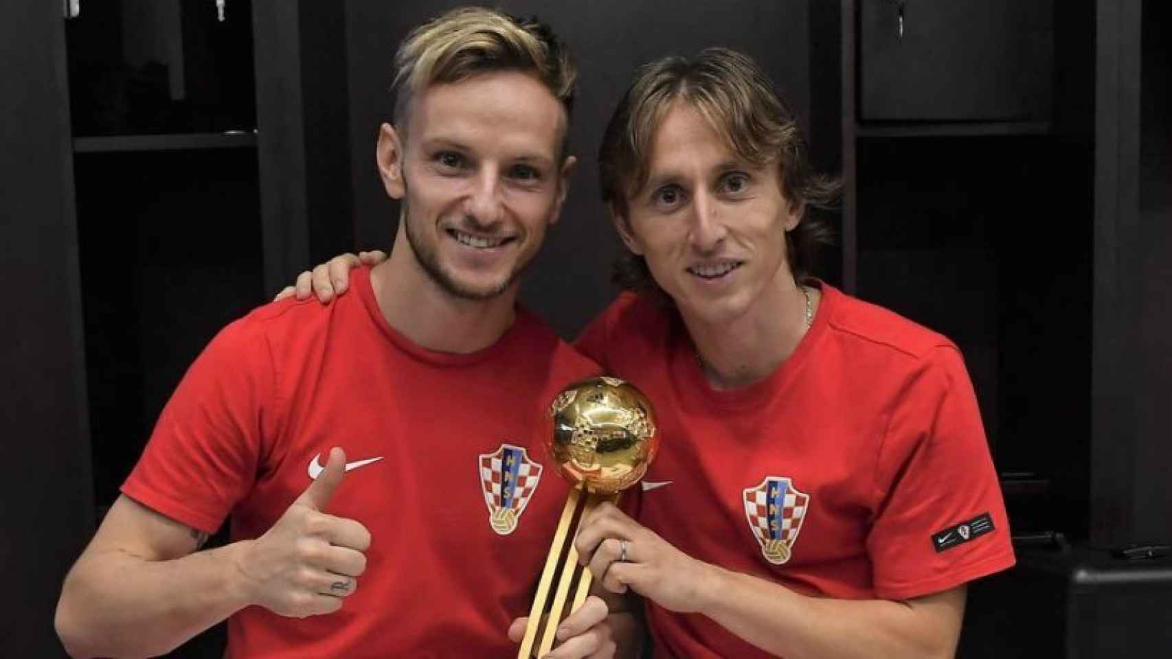 Modric y Rakitic posan con el Balón de Oro del Mundial. Foto: Twitter. (@ivanrakitic)