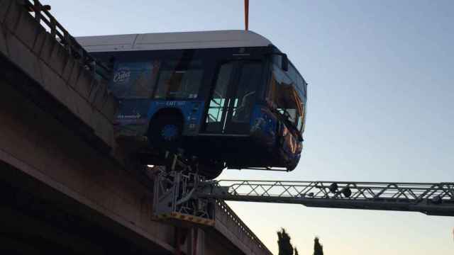 Un autobús lanzadera entre el Mad Cool y Nuevos Ministerios quedó colgado de un puente.
