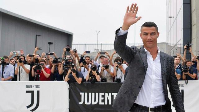 Cristiano Ronaldo a la salida del reconocimiento médico con la Juventus. Foto Twitter (@juventusfc)