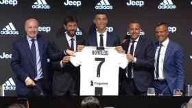 Cristiano posando con la camiseta de la Juventus