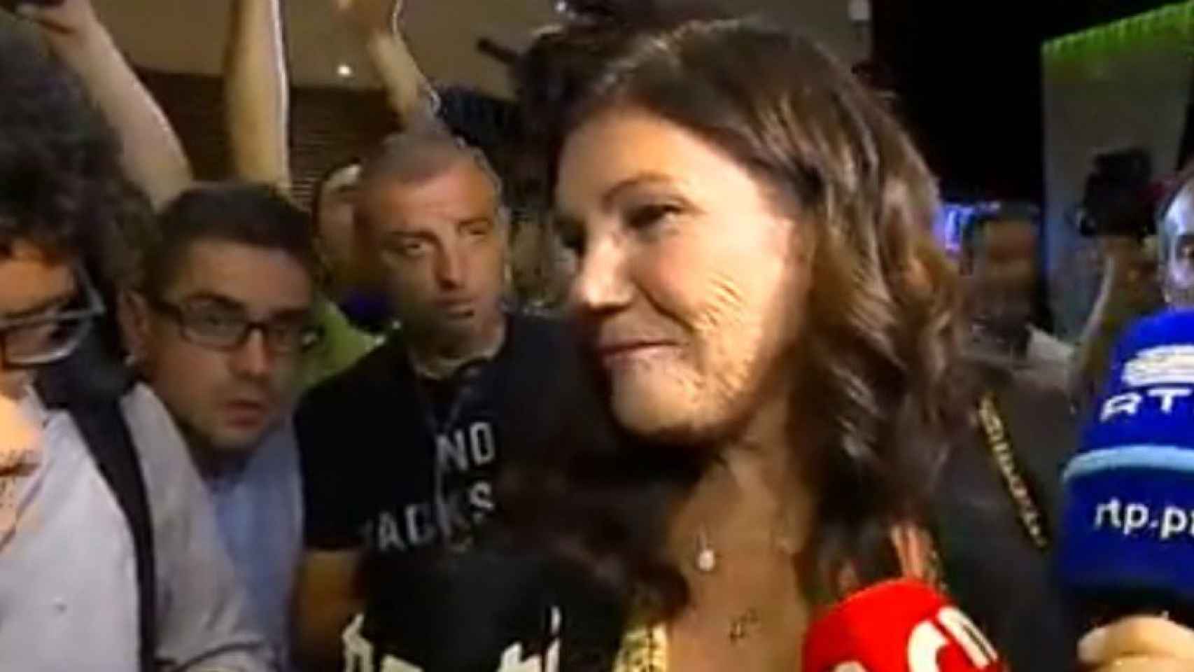 Dolores Aveiro habla con los medios de comunicación