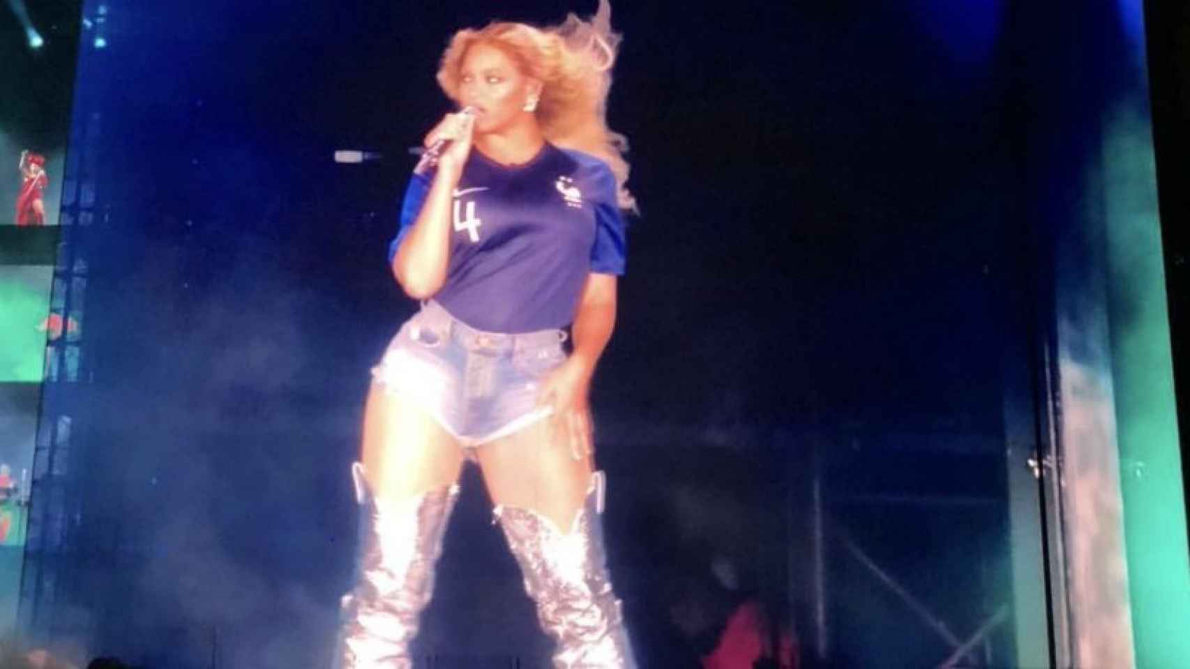 Beyoncé, en un concierto con la camiseta de Varane. Foto: Twitter (@oficialjayzbkII)