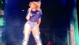 Beyoncé, en un concierto con la camiseta de Varane. Foto: Twitter (@oficialjayzbkII)