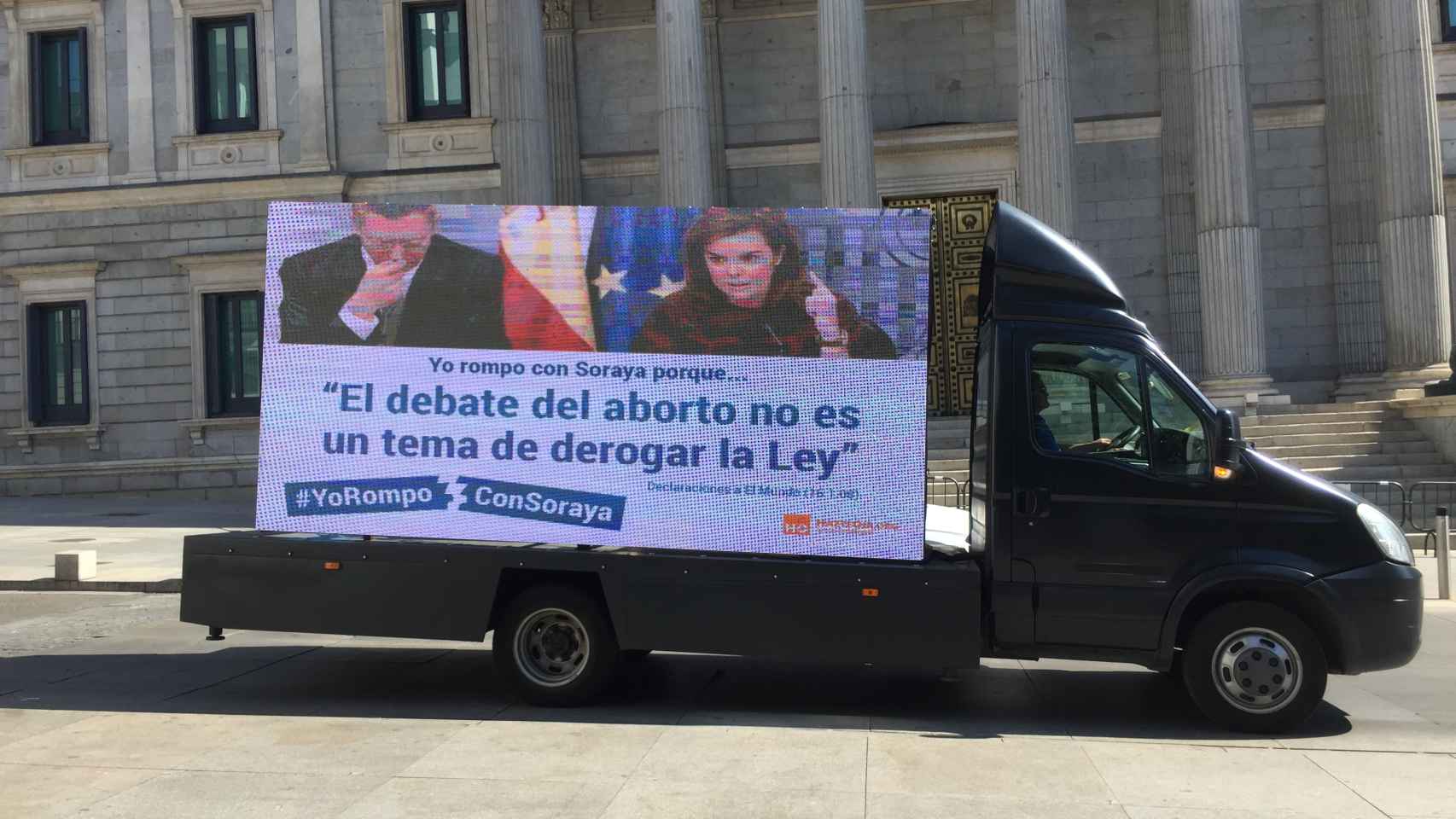 Uno de los camiones de 'HazteOir' frente al Congreso de los Diputados.