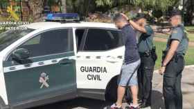 La Guardia Civil, en el momento de detener al presunto acosador.
