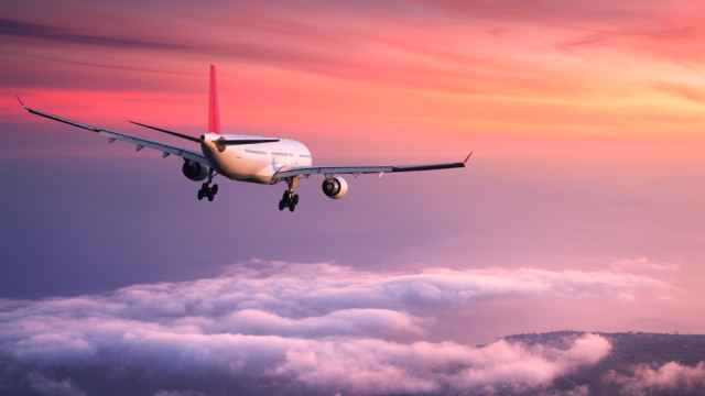 Un piloto trata de esconder un cigarro electrónico y el avión cae 4000 metros