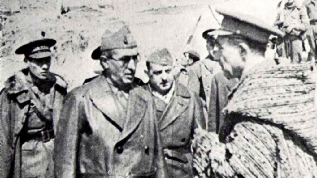 El coronel Adolfo Prada, con gafas de sol, frente al coronel franquista Eduardo Losas.