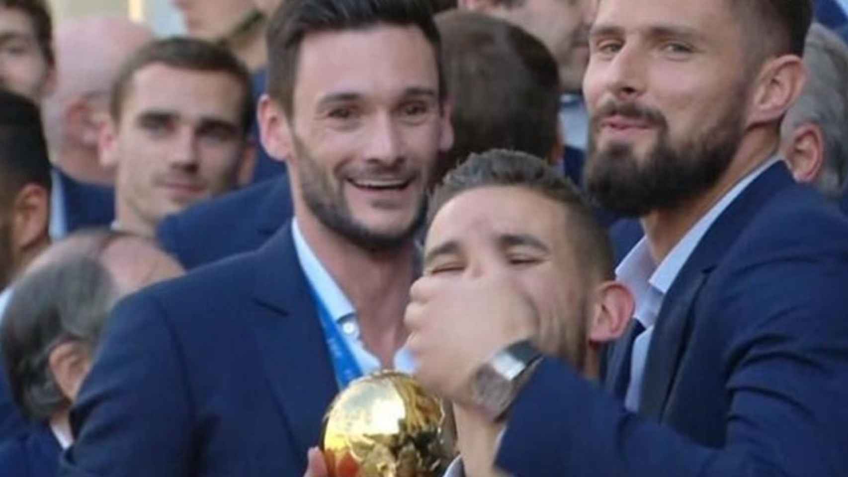 Lucas Hernández se burla de Rabiot durante la celebración de Francia