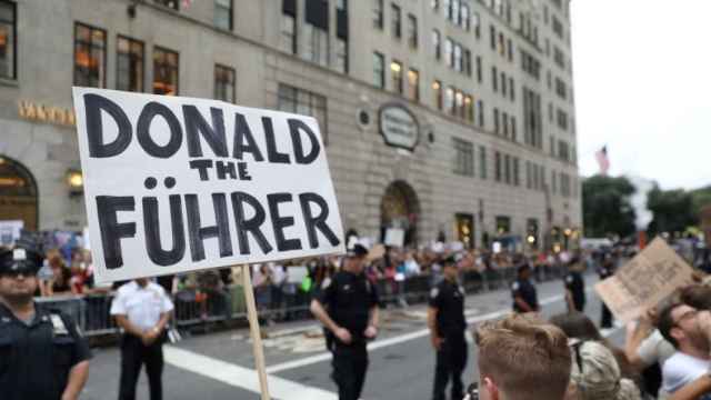 manifestantes contra el presidente Trump en las calles de Nueva York.