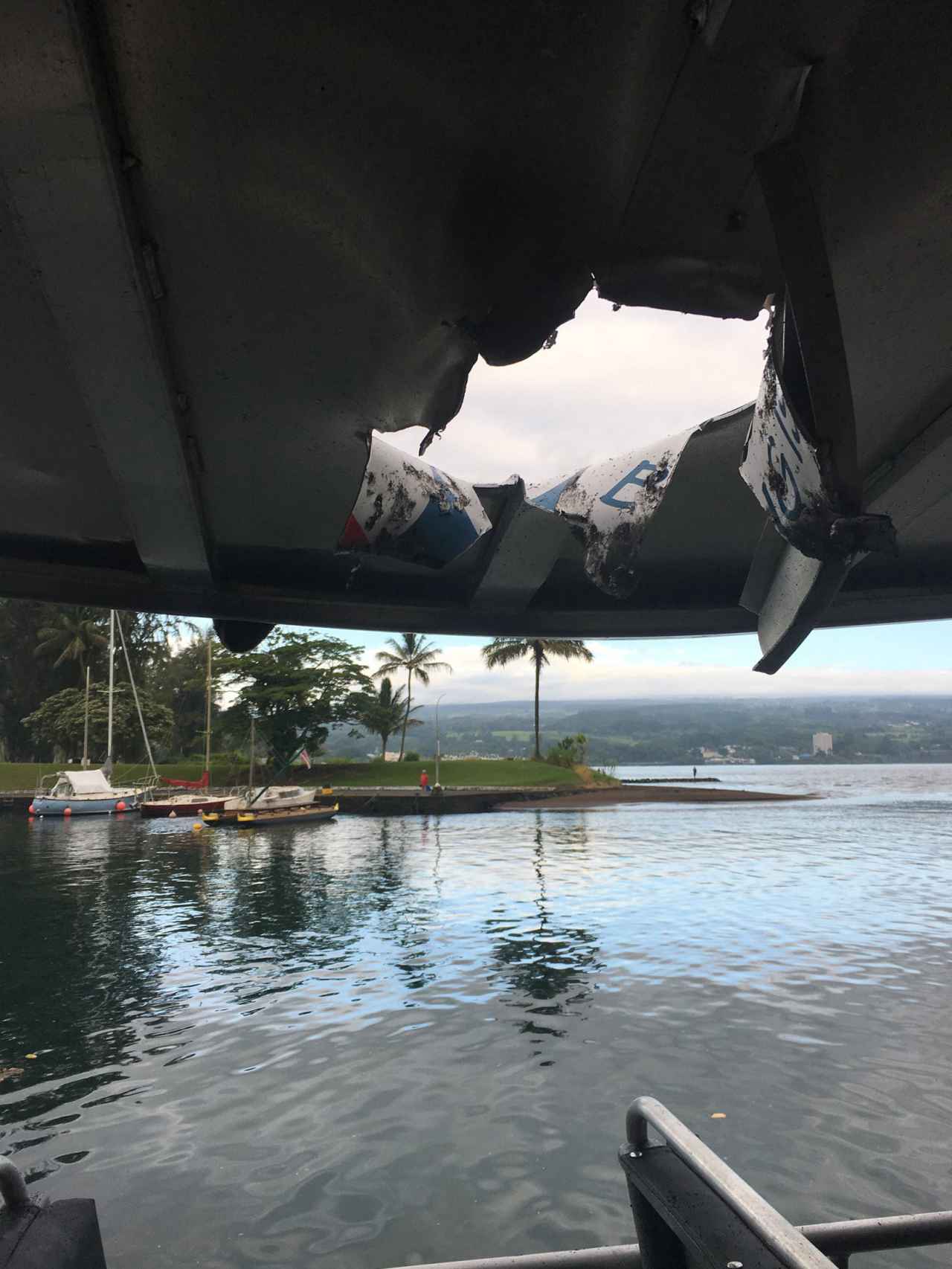 Imagen del barco perforado por la 'bomba' volcánica en Hawái.