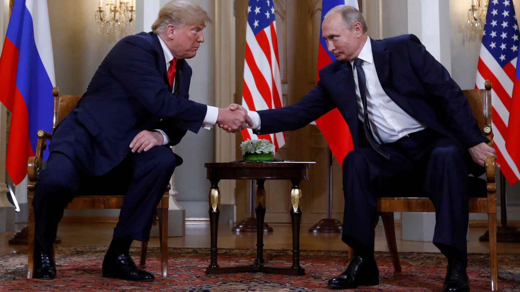 Trump estrecha la mano a Putin en la cumbre de Helsinki.
