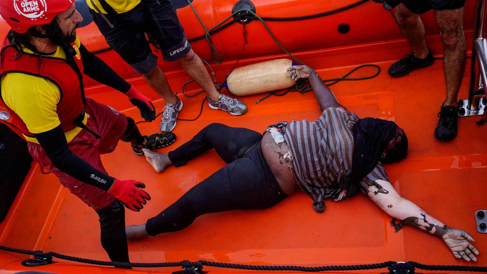 El cadáver de la mujer encontrada junto al bebé, en el barco de rescate de Open Arms.
