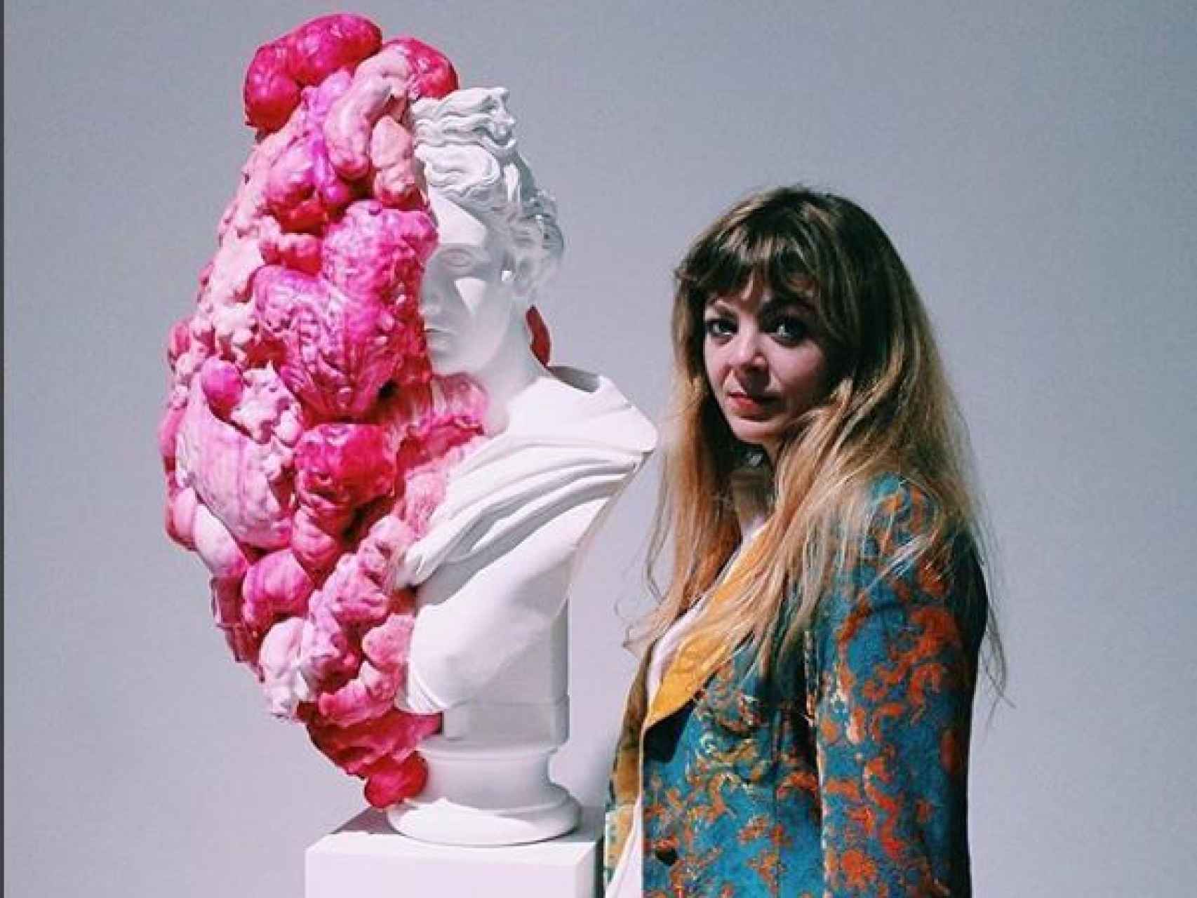 La artista Marina Vargas con la obra Apolo Astrum.