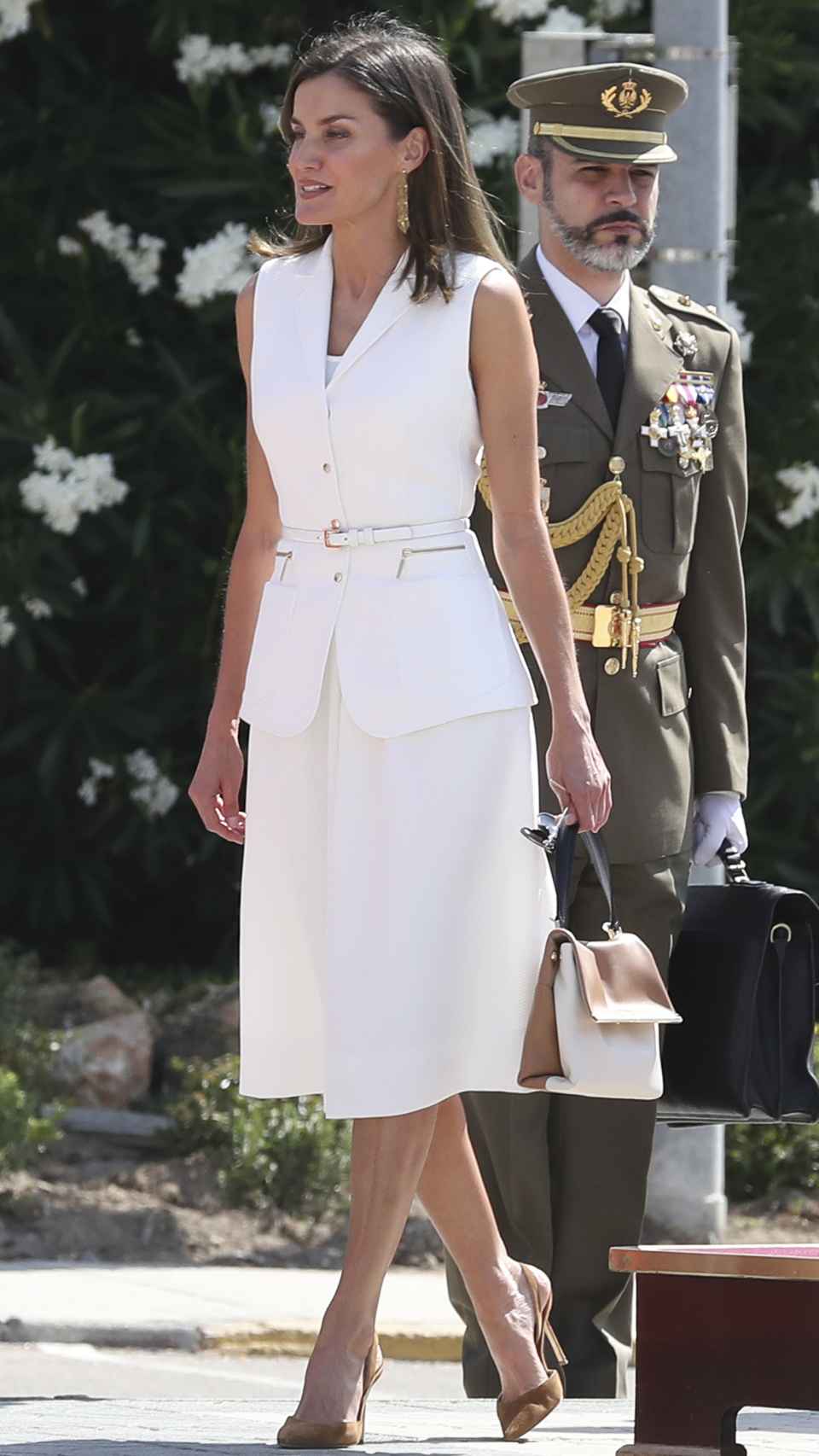 La reina Letizia vestida de Felipe Varela con bolso y zapatos de Carolina Herrera.