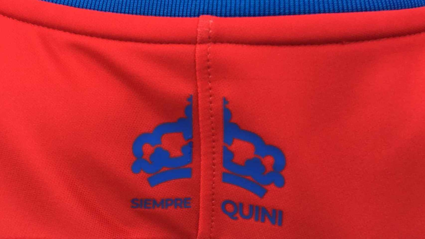 El Sporting de sus nuevas camisetas a Quini