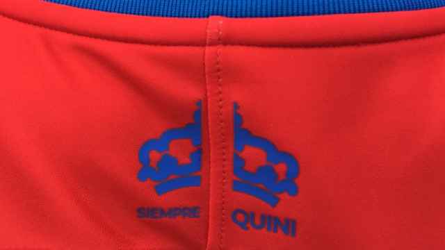 El Sporting ha querido recordar a Quini en sus nuevas camisetas.