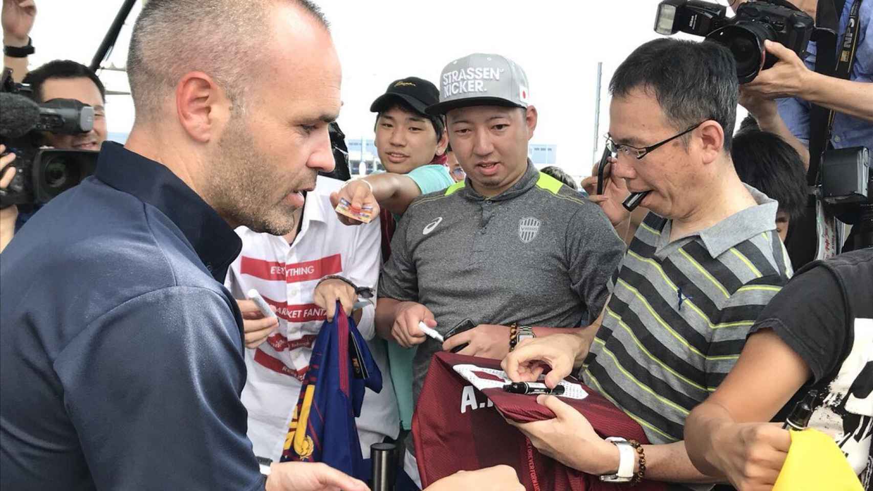 El increíble recibimiento a Iniesta durante su primer día en el Vissel Kobe