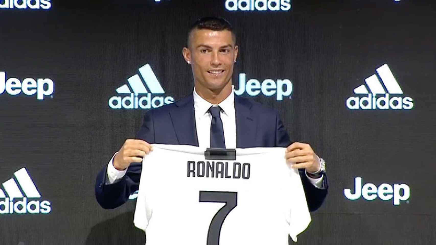 Cristiano Ronaldo posa con la camiseta de la Juventus