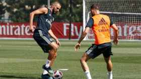 Karim Benzema controla el balón ante Borja Mayoral
