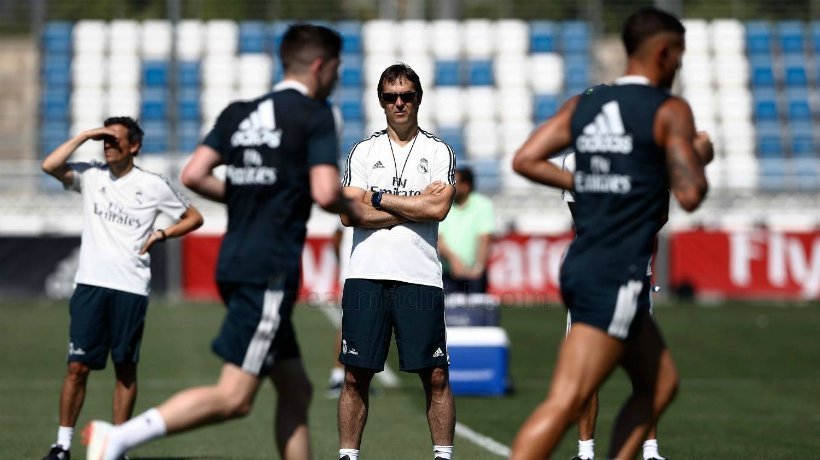 Los jugadores del Real Madrid se entrenan ante la mirada de Lopetegui