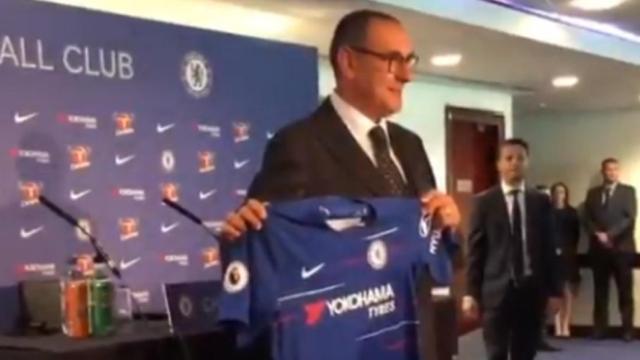 Sarri en su presentación con el Chelsea. Foto: (@ChelseaFC)