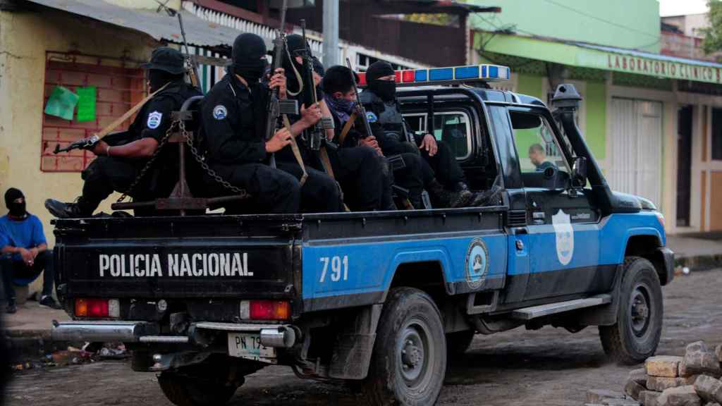 Miembros de las fuerzas especiales de Nicaragua patrullan las calles de Monimbó.