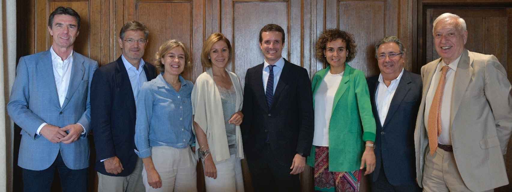 De izquierda a derecha: José Manuel Soria, Rafael Catalá, Isabel García Tejerina, María Dolores de Cospedal, Pablo Casado, Dolors Monserrat, Juan Ignacio Zoido y García Margallo.