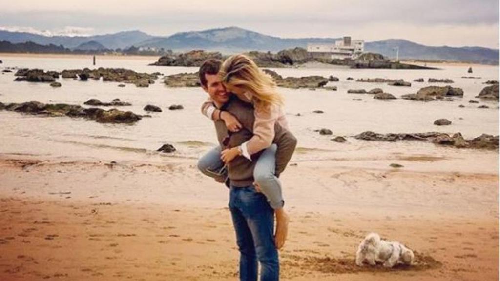 Pablo y su mujer, en la playa.