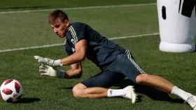 Andriy Lunin durante un entrenamiento con el Real Madrid.