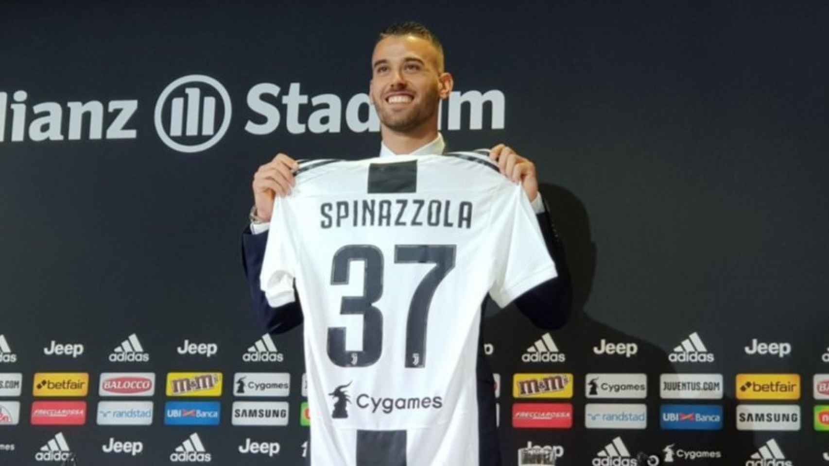 Spinazzola, presentado con la Juventus. Foto: Twitter (@juventusfcen)