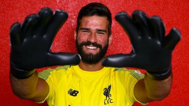 Alisson ya posa con la camiseta del Liverpool.
Foto: Twitter (@LFC)