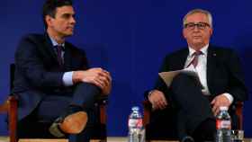 El presidente de la CE, Jean-Claude Juncker (d), junto al presidente del Gobierno, Pedro Sánchez (i).