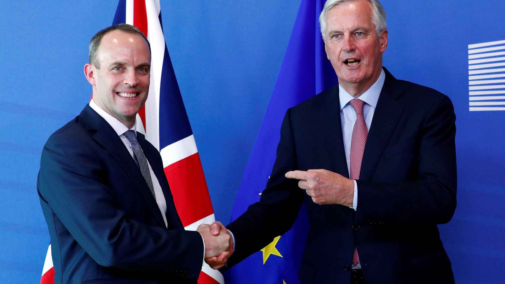 Michel Barnier saluda en Bruselas al nuevo negociador británico, Dominique Raab