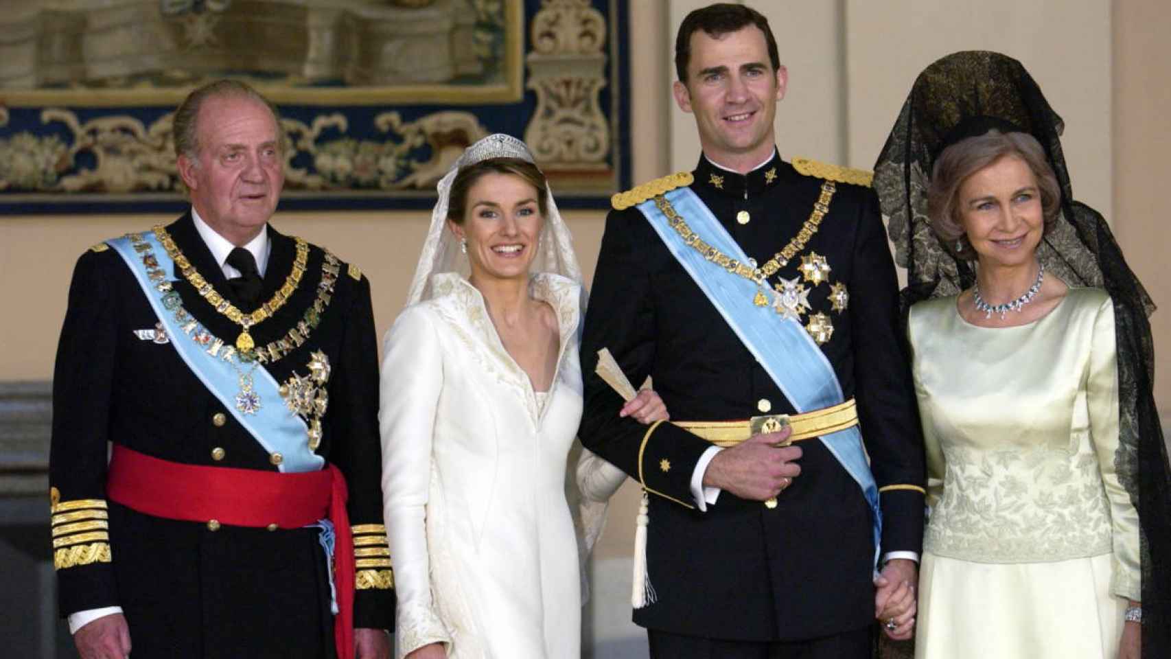 Juan Carlos, Letizia, Felipe y Sofía en la boda de los Reyes actuales.