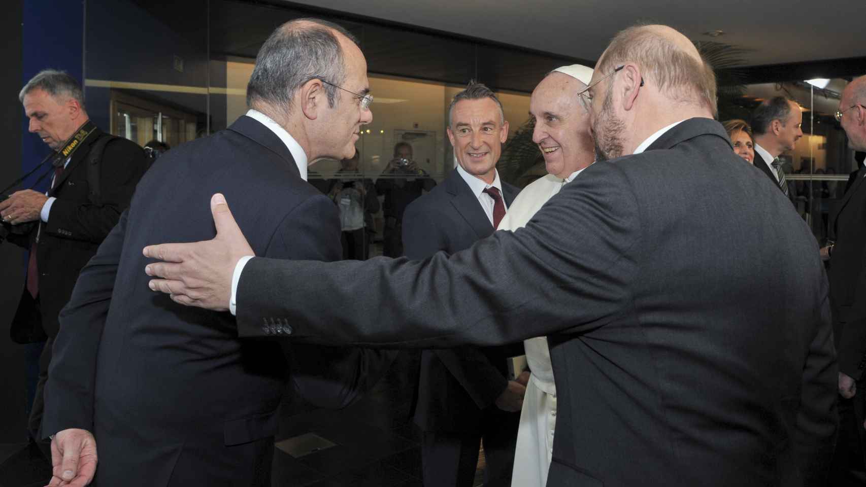Jaume Duch saluda al papa Francisco durante su visita a la Eurocámara en 2014