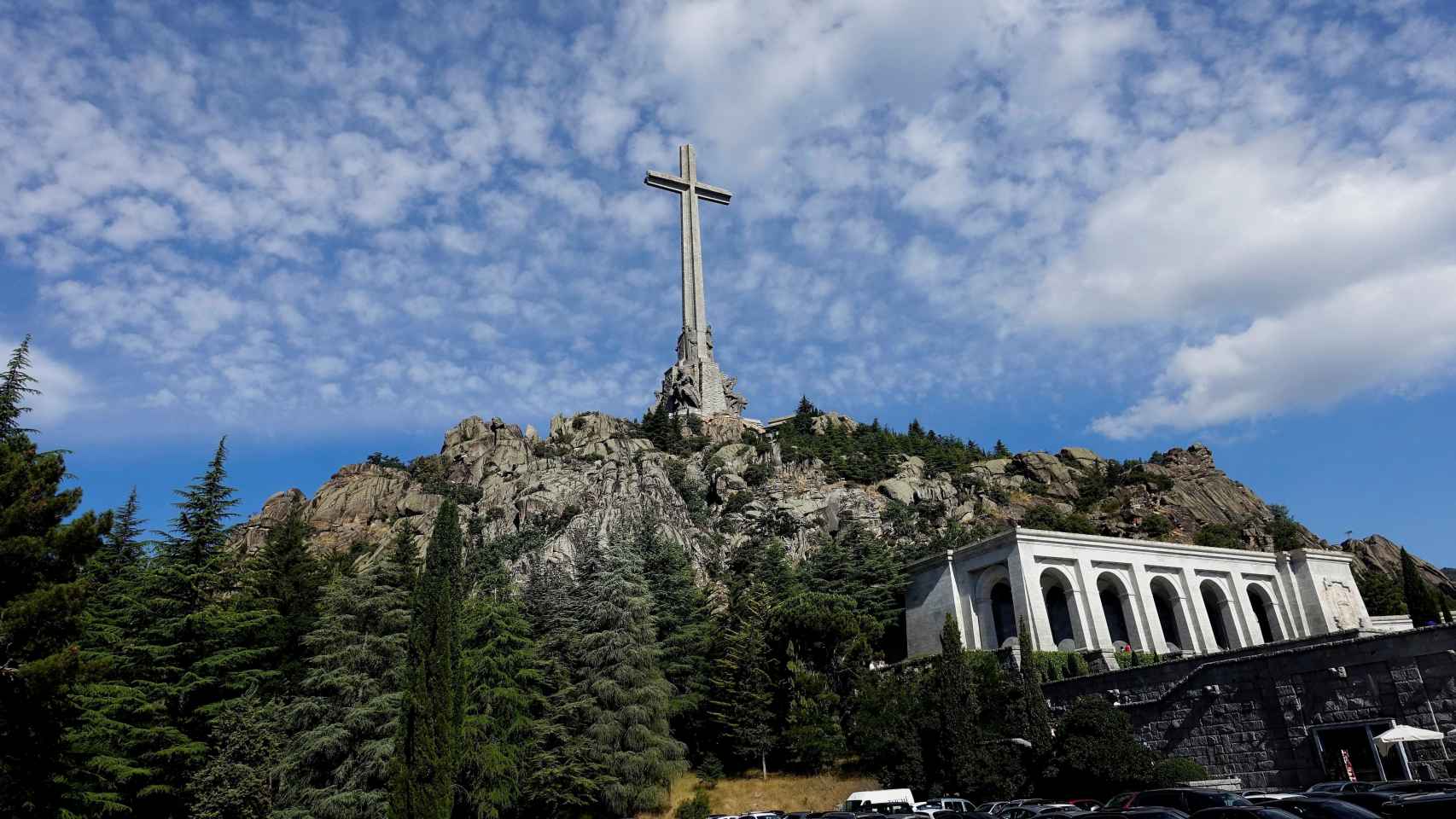 Imagen de la cruz del Valle de los Caídos, bajo la cual está la basílica y los restos de Franco.