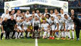 El Madrid posa con el Trofeo Santiago Bernabéu